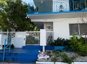 7725 Byron Ave in Miami, FL - Foto de edificio - Building Photo