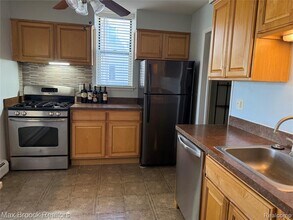 1673 Cass Lake Rd in Keego Harbor, MI - Building Photo - Building Photo