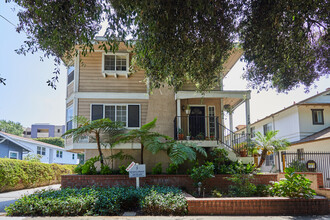 176 N Oak Knoll Ave in Pasadena, CA - Building Photo - Building Photo