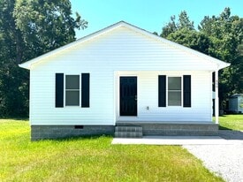 600 E Pine St in La Crosse, VA - Building Photo