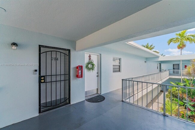 property at 725 Hummingbird Way