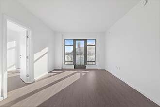 143 Old River Rd in Edgewater, NJ - Foto de edificio - Building Photo