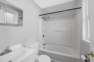 18 Epping St, Unit 3 in Lowell, MA - Building Photo - Building Photo