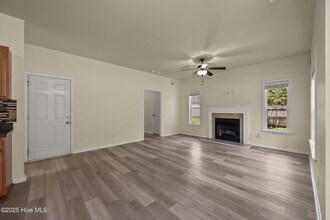 1004 Summerfield Ct in Jacksonville, NC - Building Photo - Building Photo