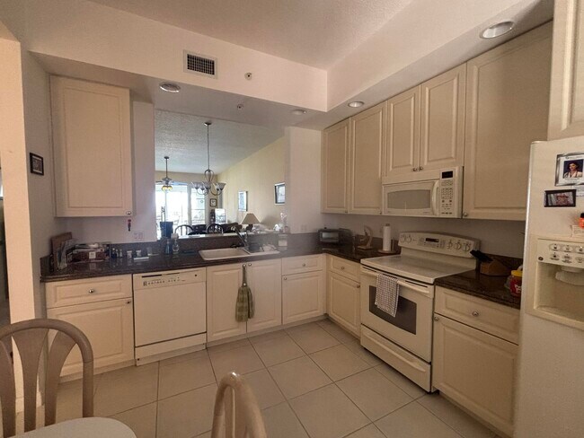 15 Harbour Isle Dr W in Fort Pierce, FL - Building Photo - Building Photo