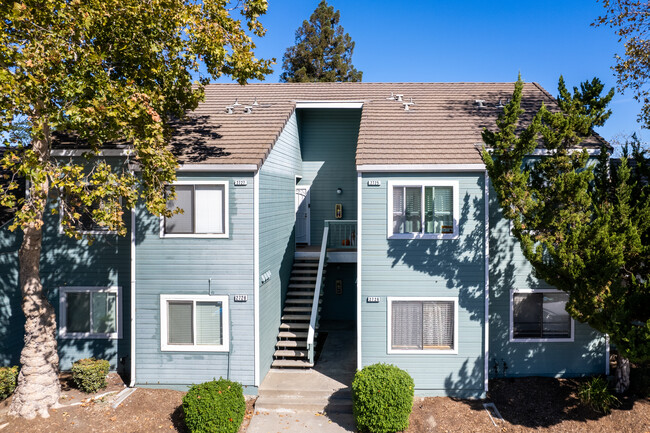 Hillcrest Vista Apartments in Antioch, CA - Building Photo - Building Photo