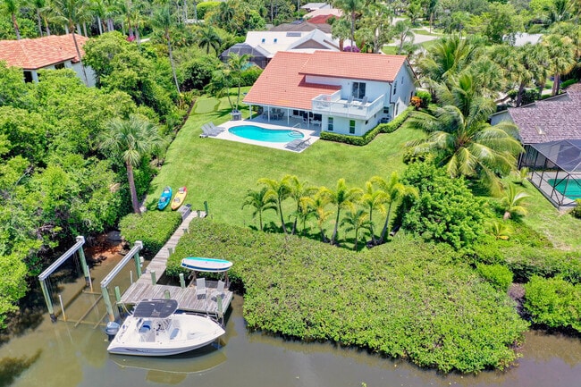 141 Pine Hill Trail W in Tequesta, FL - Building Photo - Building Photo