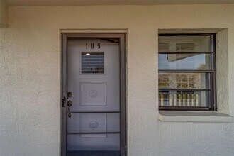 11650 Capri Cir S, Unit 105 in Treasure Island, FL - Foto de edificio - Building Photo