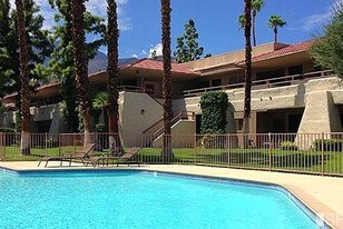 2825 N Los Felices Rd in Palm Springs, CA - Building Photo