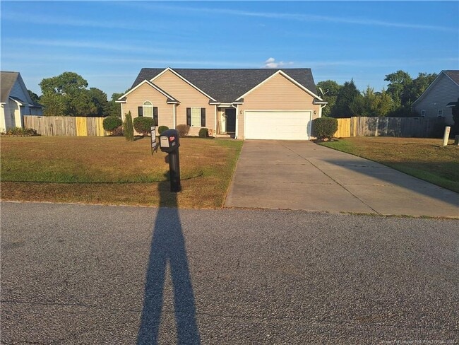 558 Copper Creek Dr in Raeford, NC - Building Photo - Building Photo