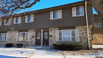 9915 W Beloit Rd, Unit 9915 in Milwaukee, WI - Building Photo