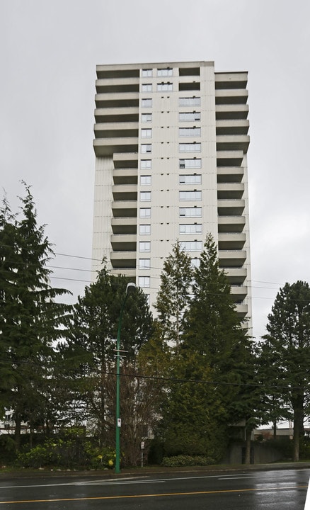 5645 Barker in Burnaby, BC - Building Photo