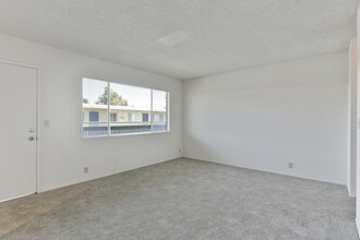 Villa Marina Apartments in Alameda, CA - Building Photo - Building Photo