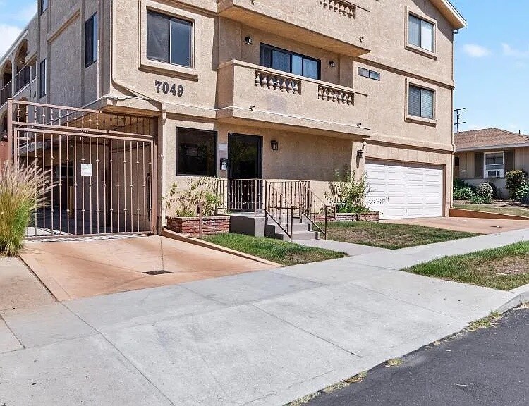 7049 Flight Ave, Unit 204 in Westchester, CA - Building Photo