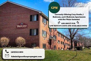 54 Simard Dr, Unit 1 in Chicopee, MA - Building Photo