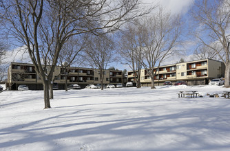 Country Inn West Apartments in Bloomington, MN - Building Photo - Building Photo