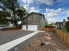 233 NW Cedar Ave, Unit A in Redmond, OR - Building Photo