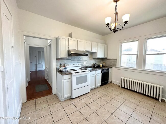 1064 Washington Ave in Albany, NY - Building Photo - Building Photo