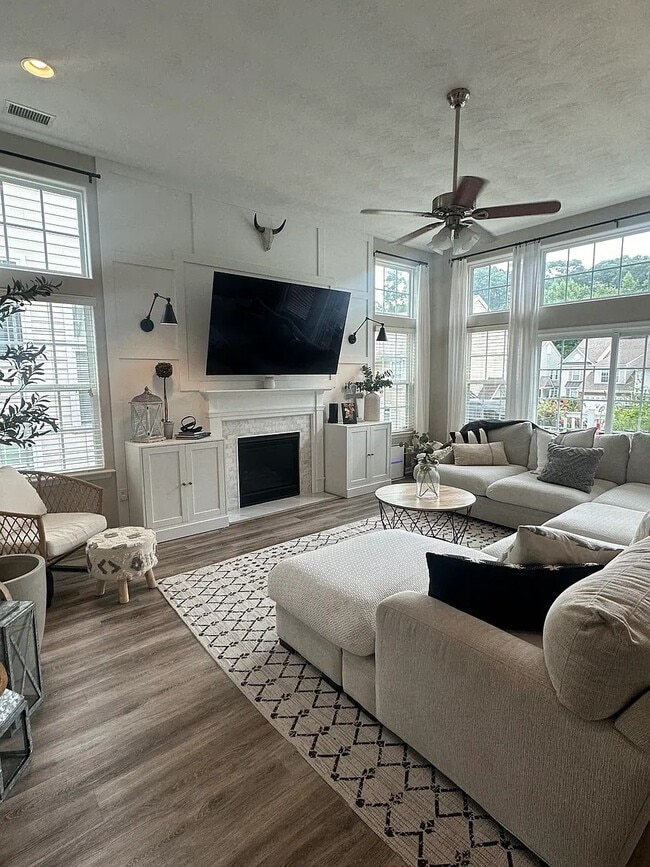 property at 1204 Topiary Pl