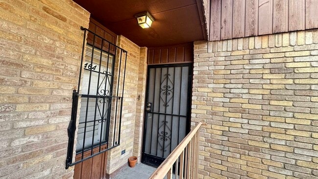 100 Aurora St in Laredo, TX - Foto de edificio - Building Photo