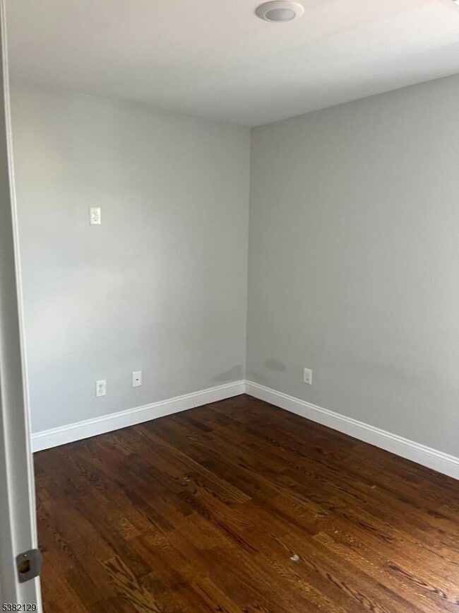 253 Pine St in Elizabeth, NJ - Building Photo - Building Photo