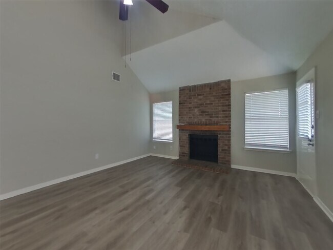 2013 Greenwood Dr in Rosenberg, TX - Building Photo - Building Photo