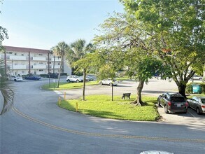 9820 S Hollybrook Lake Dr in Pembroke Pines, FL - Building Photo - Building Photo