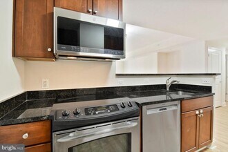 1020 N Highland St in Arlington, VA - Foto de edificio - Building Photo