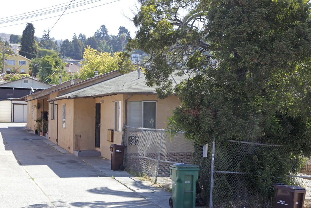 7030-7036 Lacey Ave in Oakland, CA - Foto de edificio