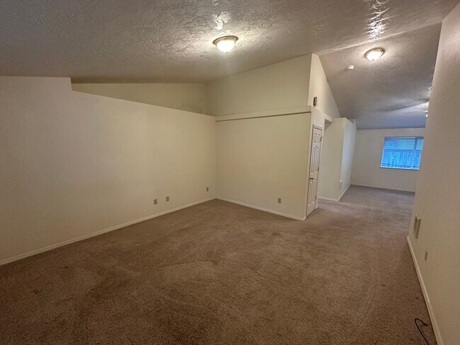 2107 S 8th St in Cottage Grove, OR - Building Photo - Building Photo