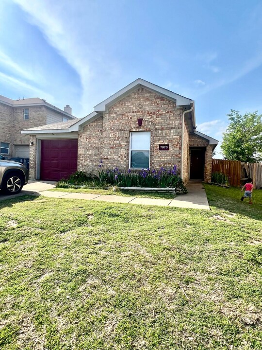 7073 Wax Berry Dr in Dallas, TX - Foto de edificio