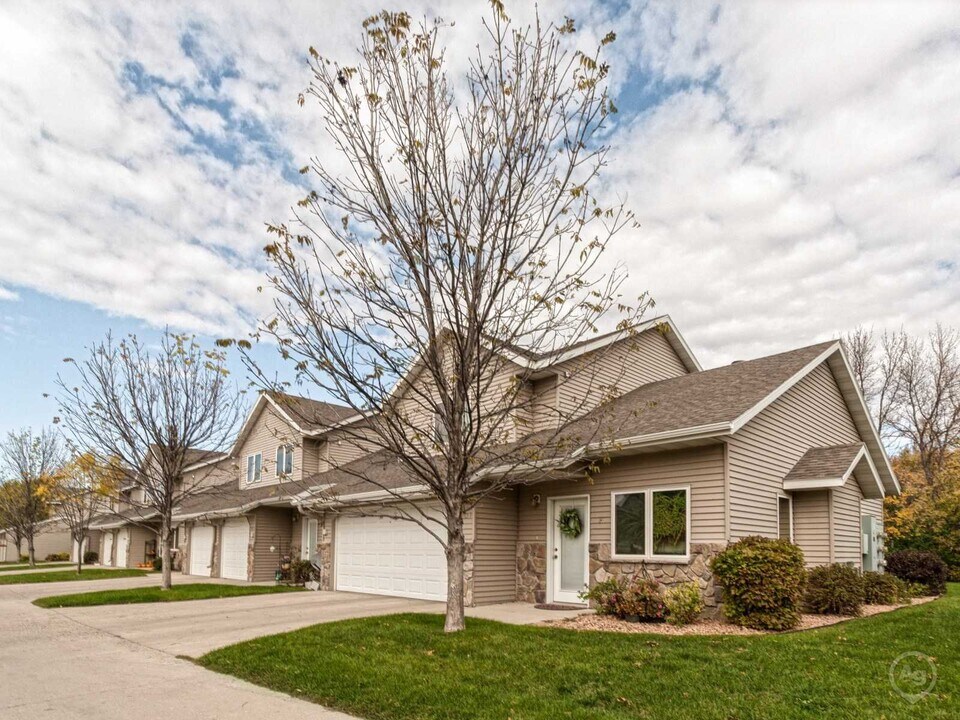 Beaver Creek Townhomes in West Fargo, ND - Building Photo