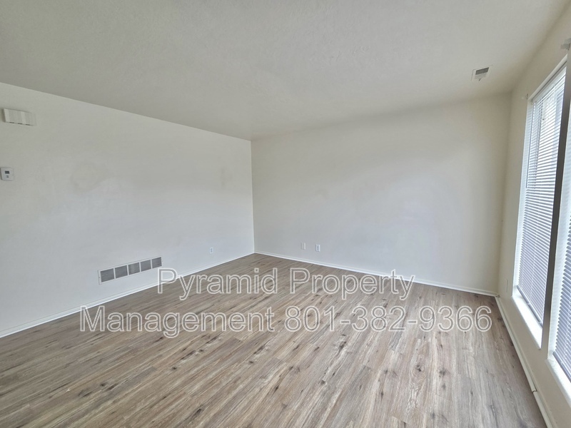 5571 S 2800 W in Roy, UT - Foto de edificio