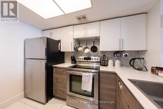 300 Webb Dr in Mississauga, ON - Building Photo - Building Photo