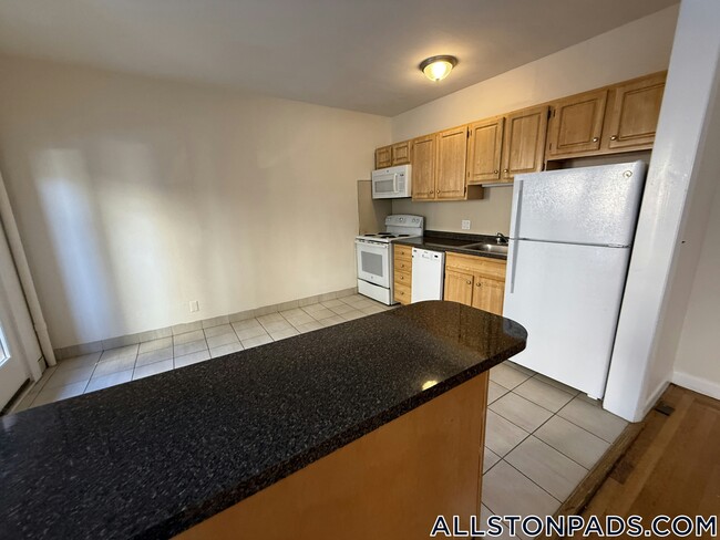 1133 Commonwealth Ave in Boston, MA - Building Photo - Building Photo