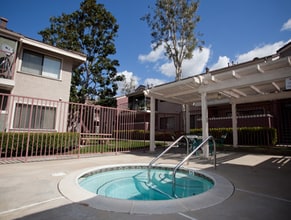 Village Green in Covina, CA - Foto de edificio - Building Photo