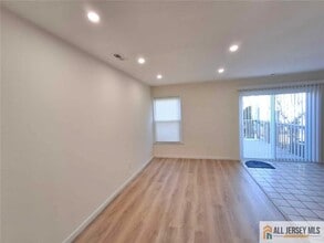 10 Concord Square in Sayreville, NJ - Building Photo - Building Photo