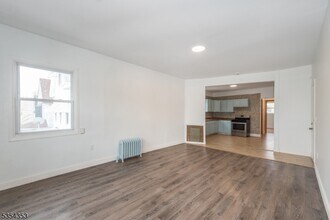 26 Prescott Ave-Unit -2 in Clifton, NJ - Foto de edificio - Building Photo