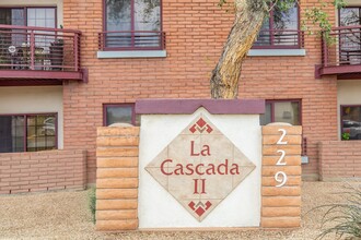 La Cascada II Apartments in Phoenix, AZ - Building Photo - Building Photo