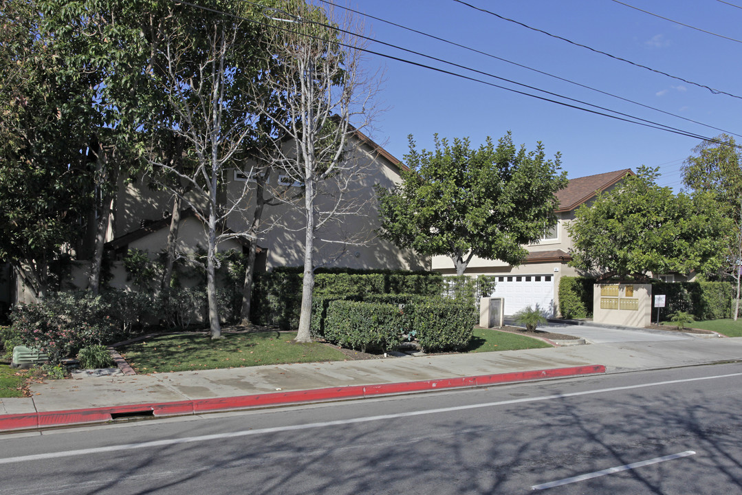 Oak Crest Villas in Costa Mesa, CA - Building Photo