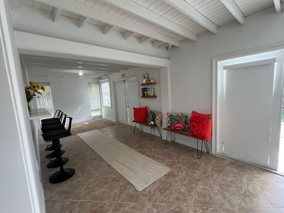 1110 NE 119th St in Biscayne Park, FL - Building Photo