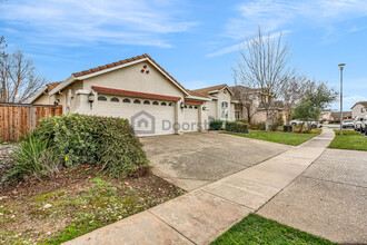 9713 Toscano Dr in Elk Grove, CA - Building Photo - Building Photo