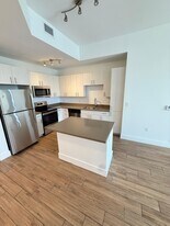 16000 NE 19th Pl, Unit B23 in North Miami Beach, FL - Building Photo