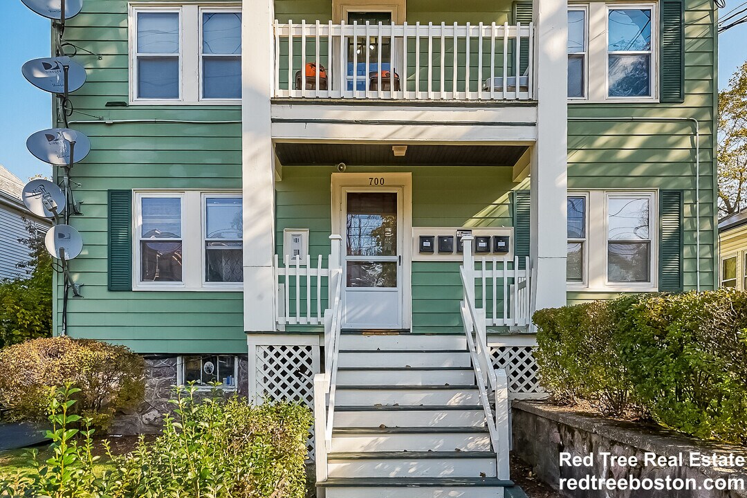 700 Metropolitan Ave in Boston, MA - Building Photo