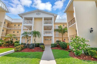17 Colonial Club Dr in Boynton Beach, FL - Building Photo - Building Photo