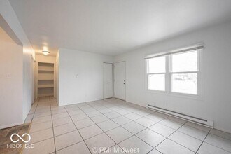 4881 300W in New Palestine, IN - Foto de edificio - Building Photo