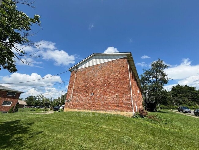 2 Hampshire Ct in Hamilton, OH - Building Photo - Building Photo