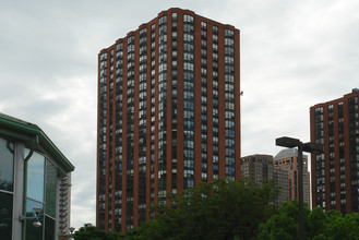 Dearborn Park High Rise 1 in Chicago, IL - Building Photo - Building Photo