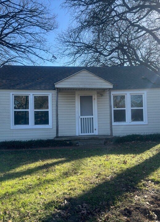 4020 Hollis St in Haltom City, TX - Building Photo