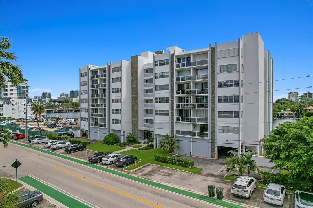 9381 E Bay Harbor Dr in Bay Harbor Islands, FL - Foto de edificio